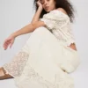 Falda midi de encaje arrugado en capas de Paula Echevarría