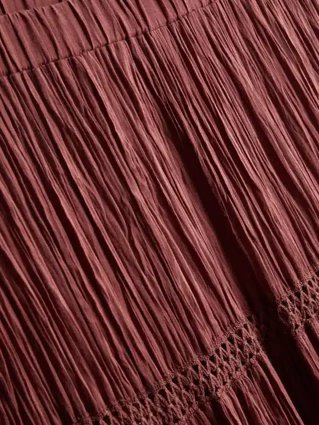 Falda midi de encaje arrugado en capas de Paula Echevarría