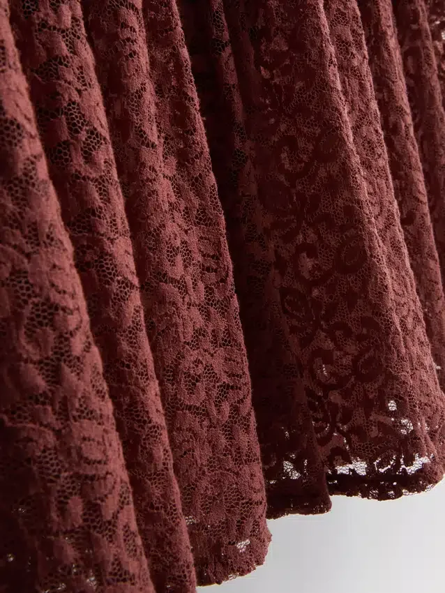 Falda midi de encaje arrugado en capas de Paula Echevarría