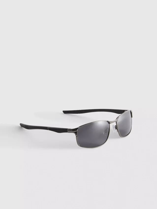 Gafas de sol con marco rectangular y efecto espejo