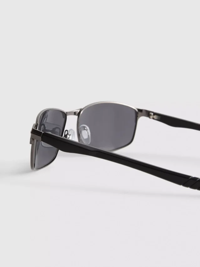 Gafas de sol con marco rectangular y efecto espejo