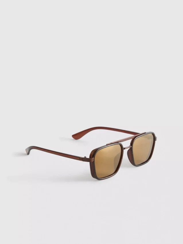 Gafas de sol con montura cuadrada