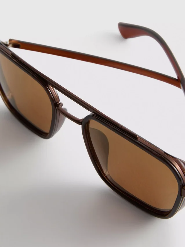 Gafas de sol con montura cuadrada