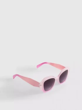 Gafas de sol con montura facetada