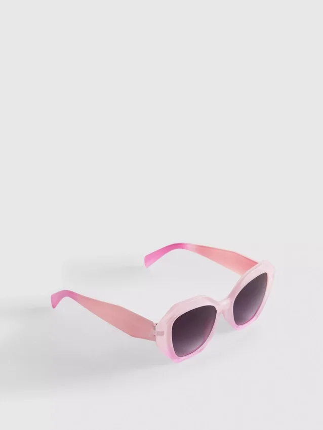 Gafas de sol con montura facetada