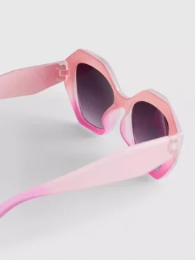 Gafas de sol con montura facetada