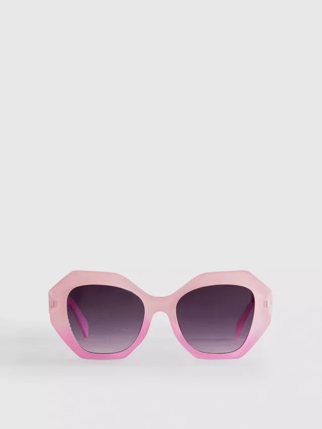 Gafas de sol con montura facetada