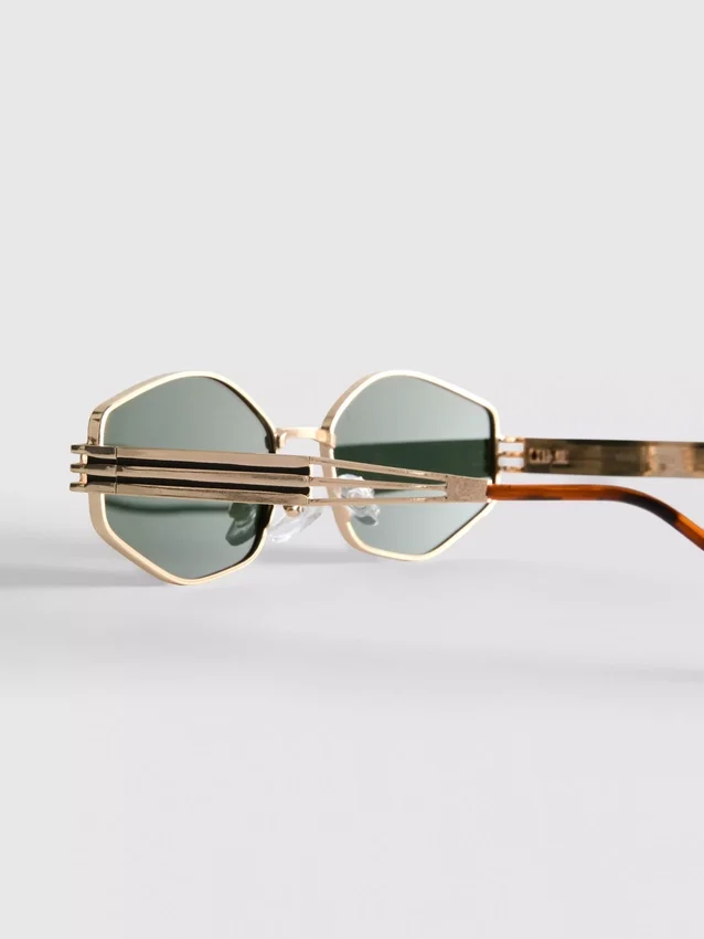 Gafas de sol con montura metálica geométrica