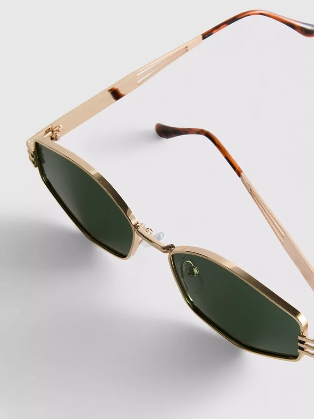 Gafas de sol con montura metálica geométrica