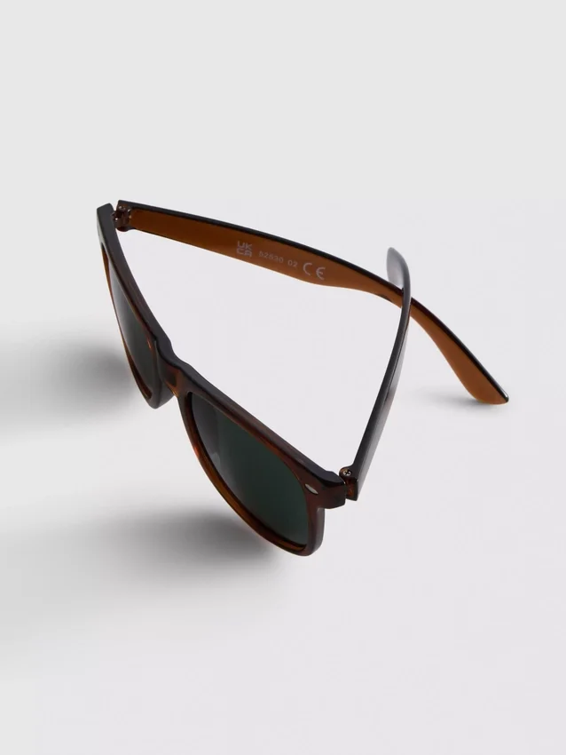 Gafas de sol con montura rectangular