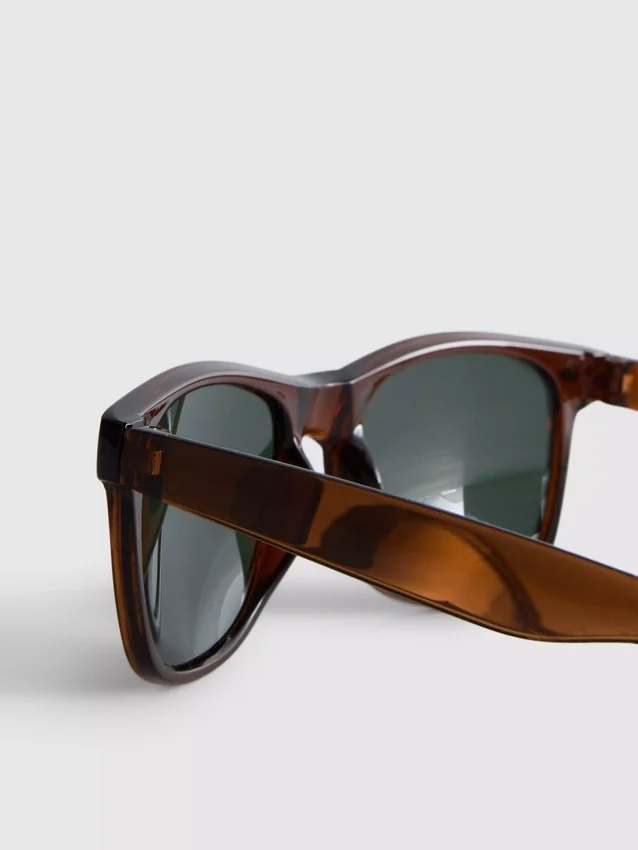 Gafas de sol con montura rectangular