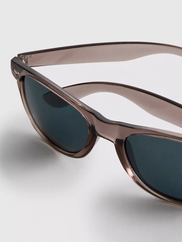 Gafas de sol con montura rectangular