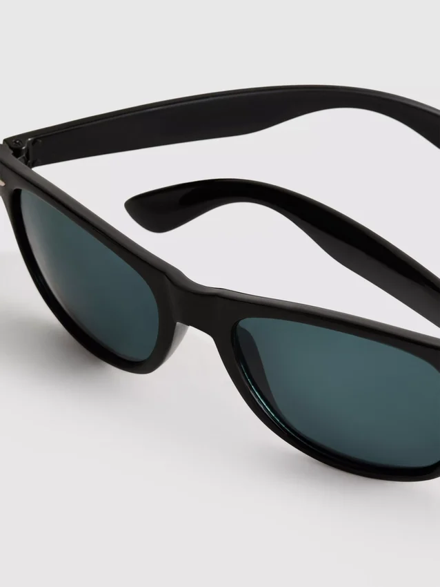 Gafas de sol con montura rectangular