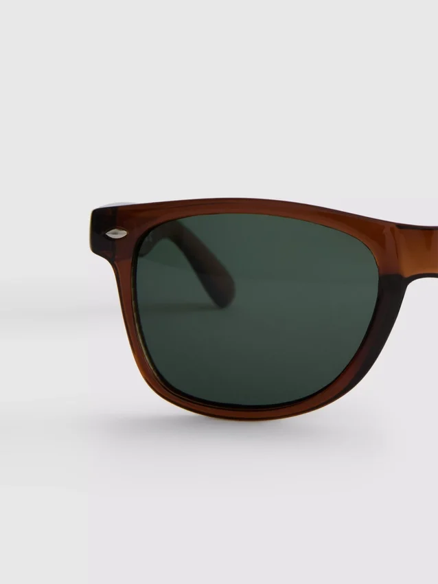 Gafas de sol con montura rectangular