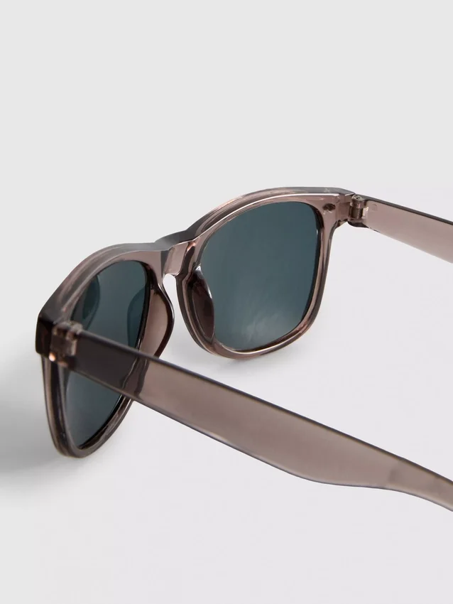 Gafas de sol con montura rectangular