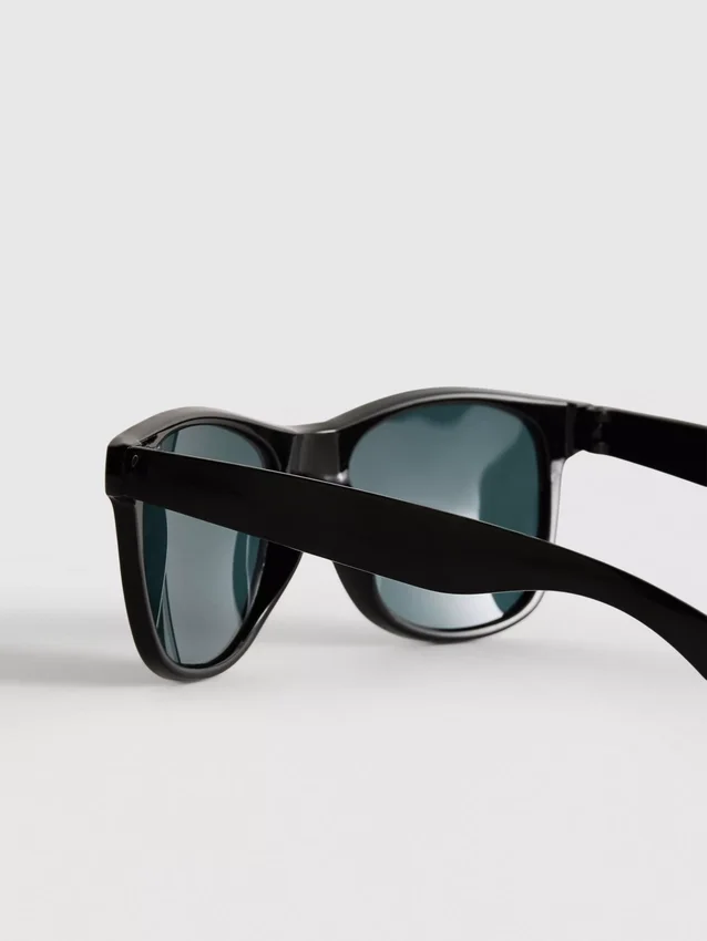 Gafas de sol con montura rectangular