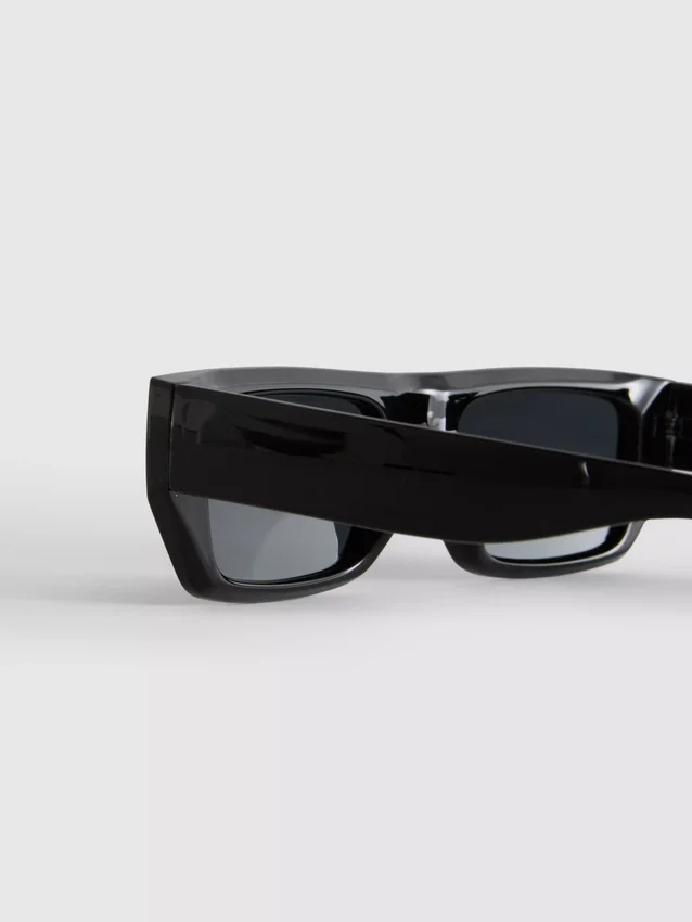 Gafas de sol delgadas con montura rectangular