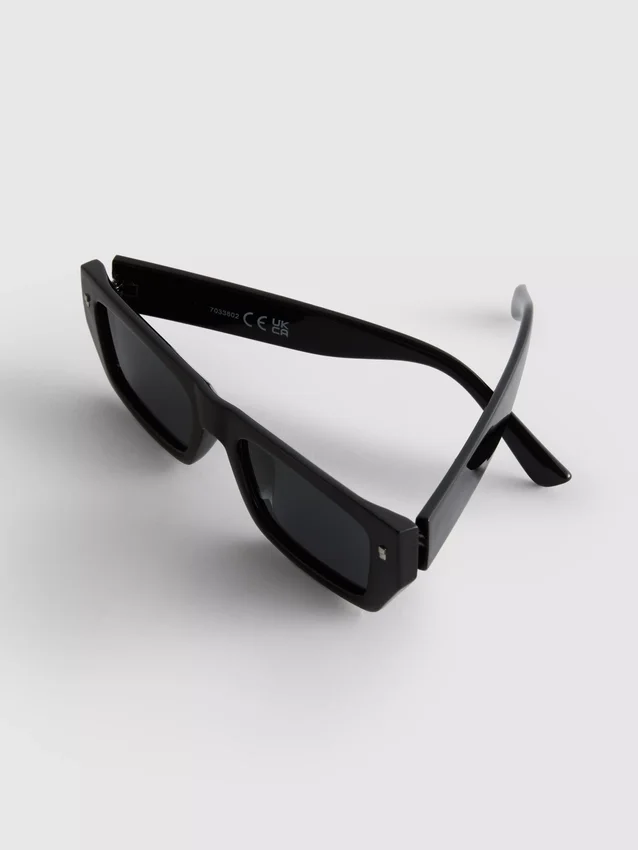 Gafas de sol delgadas con montura rectangular