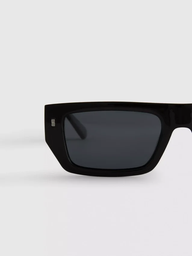 Gafas de sol delgadas con montura rectangular