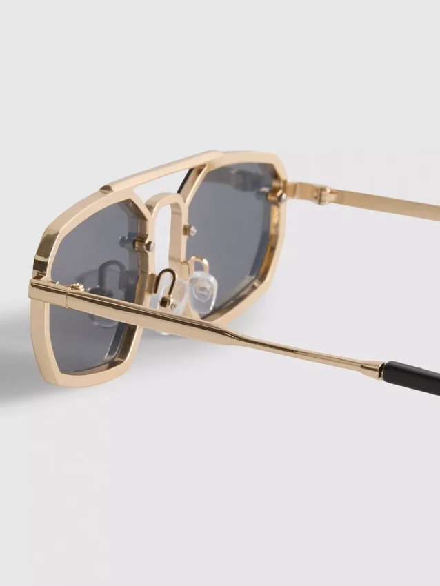 Gafas de sol metálicas con diseño geométrico