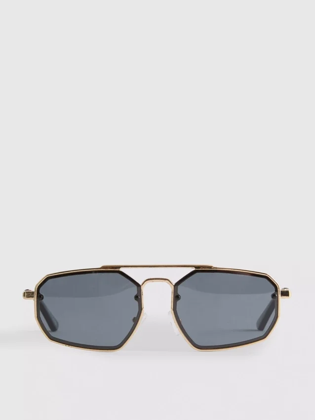Gafas de sol metálicas con diseño geométrico