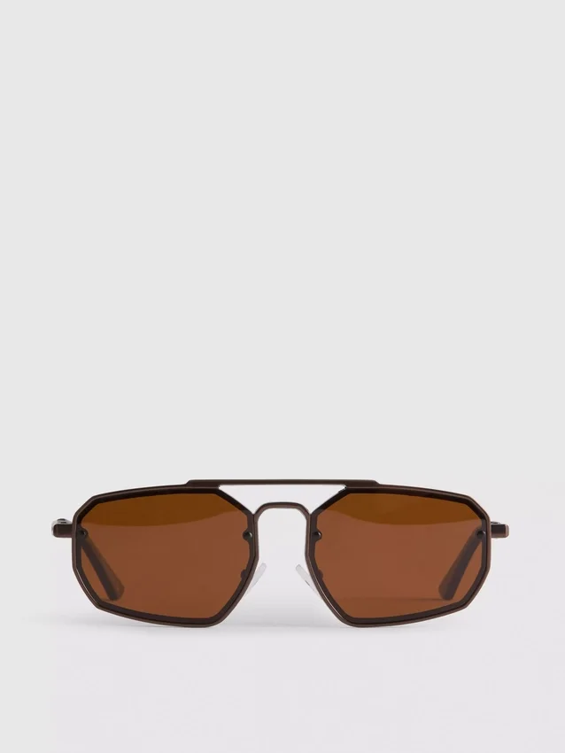 Gafas de sol metálicas con diseño geométrico