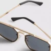 Gafas de sol metálicas con diseño geométrico