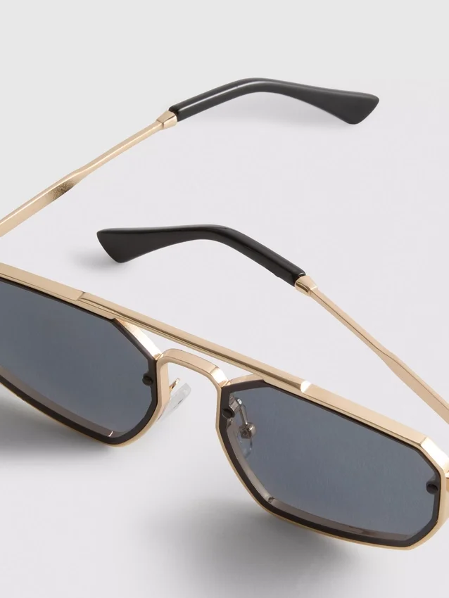 Gafas de sol metálicas con diseño geométrico