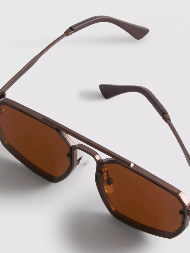 Gafas de sol metálicas con diseño geométrico