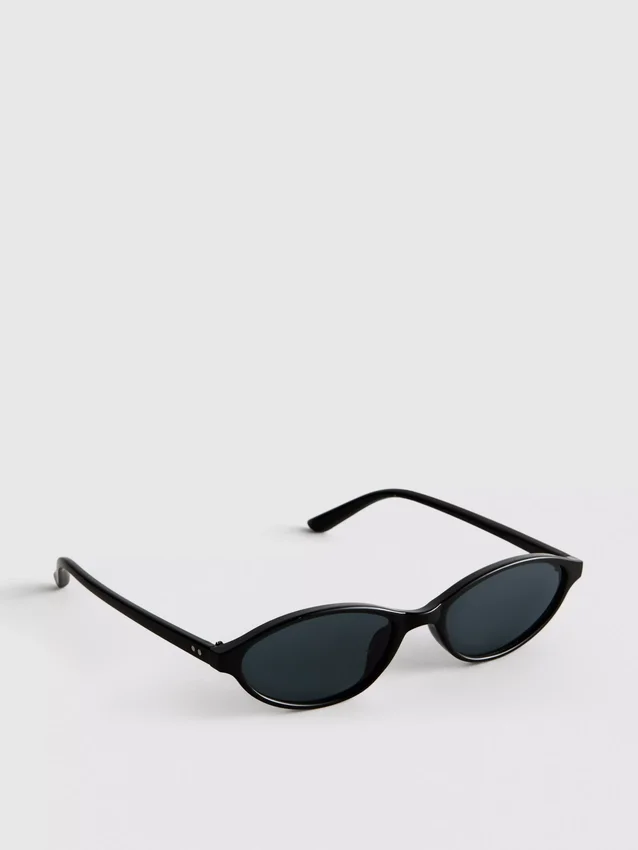 Gafas de sol ovaladas y delgadas