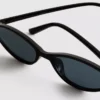 Gafas de sol ovaladas y delgadas