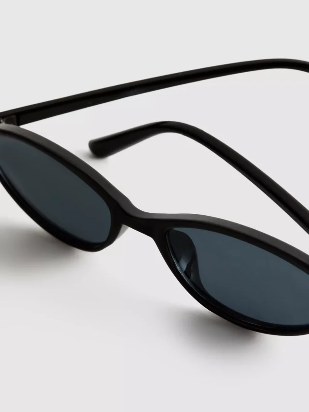 Gafas de sol ovaladas y delgadas