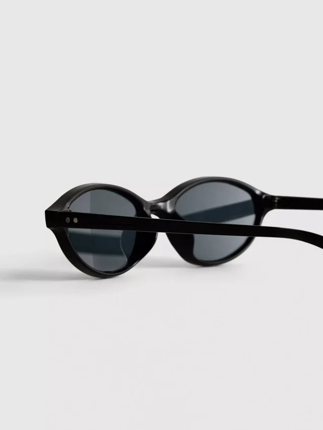 Gafas de sol ovaladas y delgadas