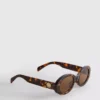 Gafas de sol ovaladas y gruesas