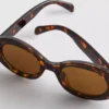 Gafas de sol ovaladas y gruesas