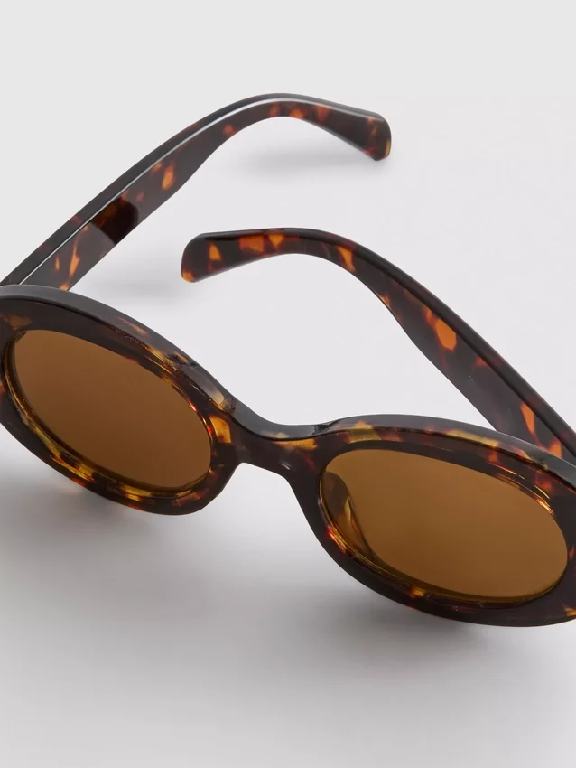 Gafas de sol ovaladas y gruesas
