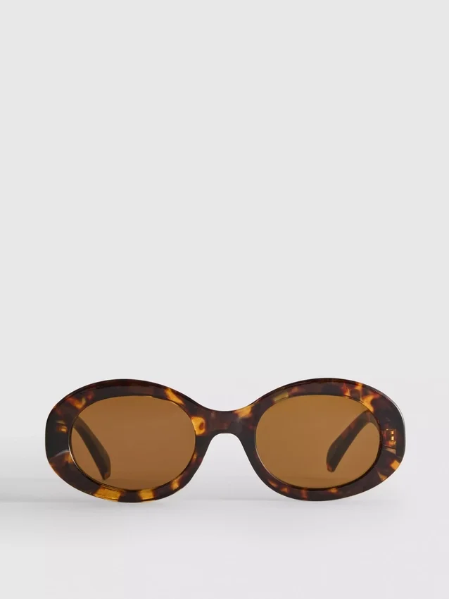 Gafas de sol ovaladas y gruesas