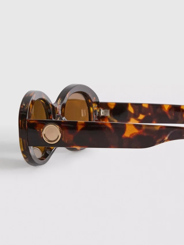 Gafas de sol ovaladas y gruesas
