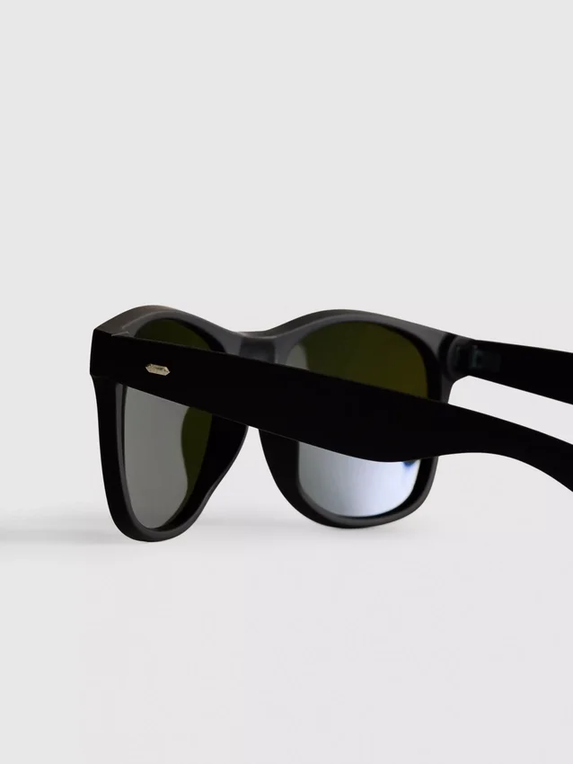 Gafas de sol rectangulares con efecto espejo