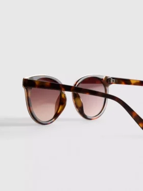 Gafas de sol tipo ojo de gato con barra en la ceja