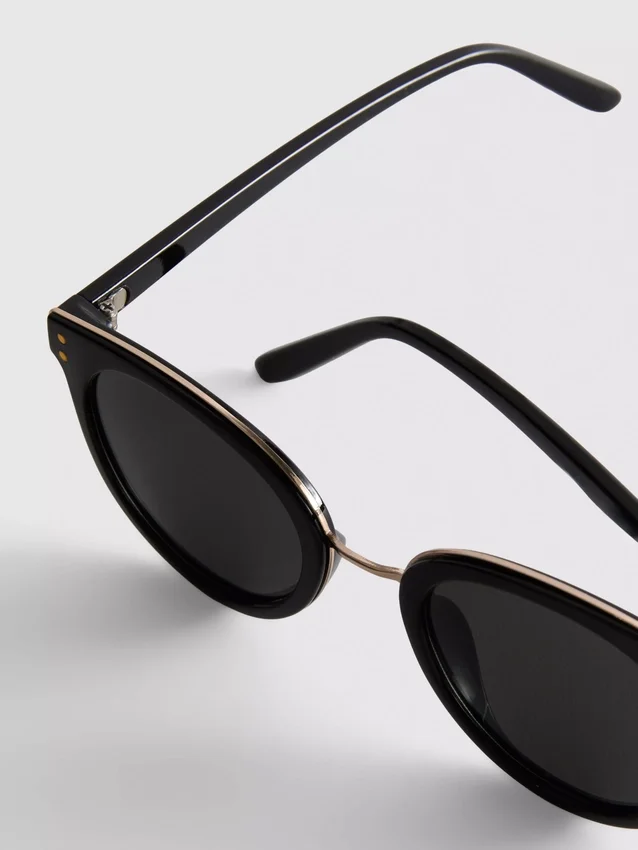 Gafas de sol tipo ojo de gato con barra en la ceja