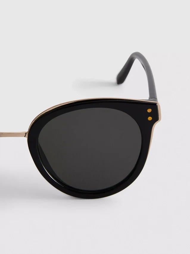 Gafas de sol tipo ojo de gato con barra en la ceja