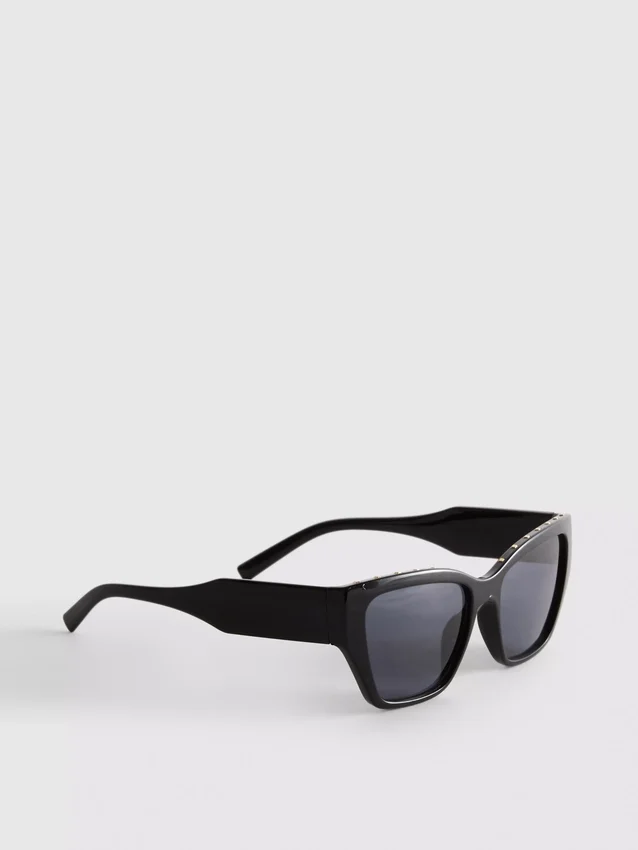 Gafas de sol tipo «ojo de gato» con tachuelas