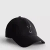 Gorra con inicial bordada