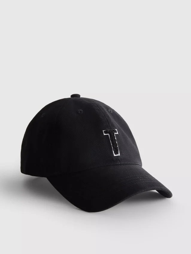 Gorra con inicial bordada