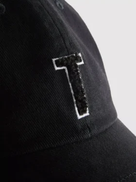 Gorra con inicial bordada