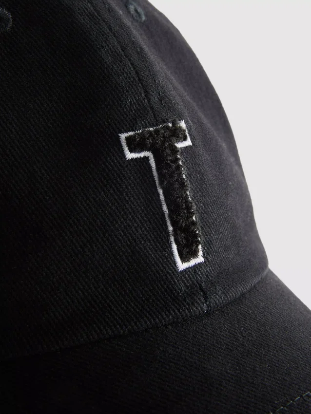 Gorra con inicial bordada