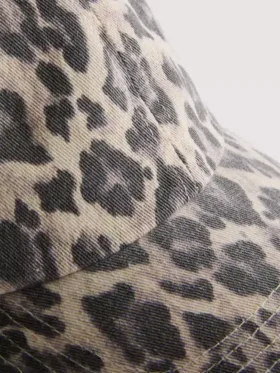Gorra de béisbol con estampado de leopardo