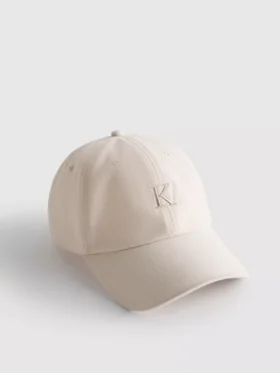 Gorra de béisbol con iniciales bordadas