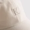 Gorra de béisbol con iniciales bordadas